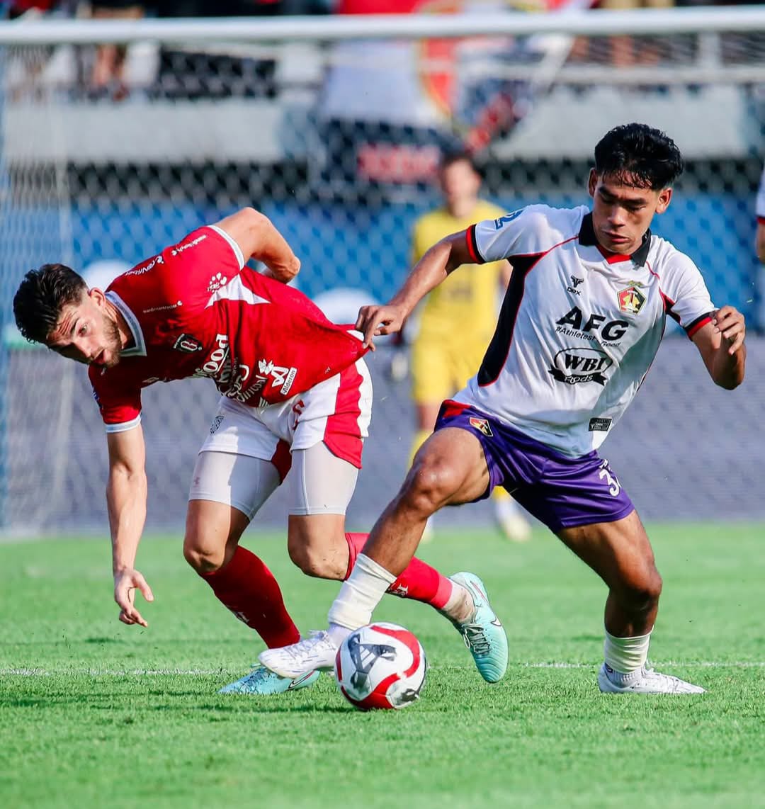 Wigi Pratama (kanan/putih ungu) saat debut Liga 1 ketika Persik bertandang ke Bali United